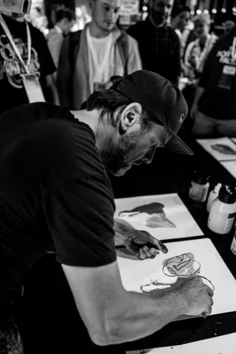 Niels Kiene aka Salventius is drawing live to collect money for skate-aid.