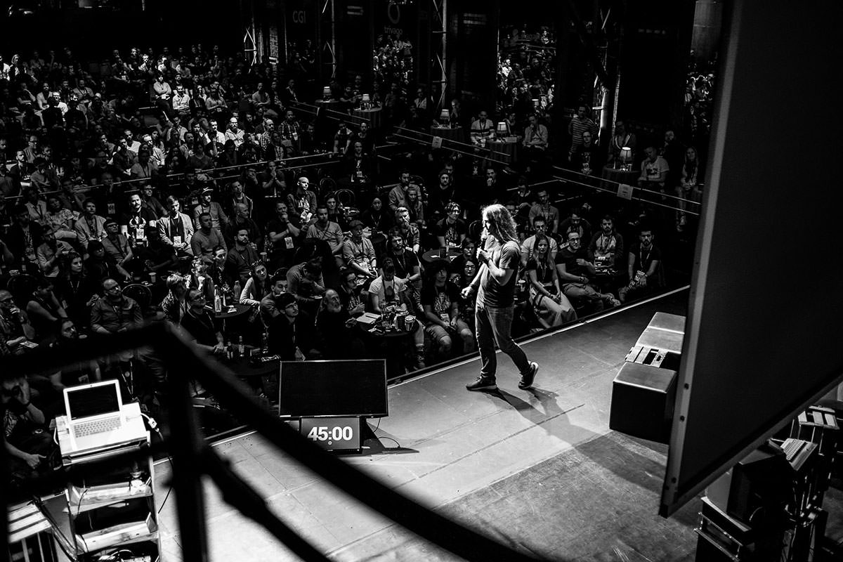 Photo showing Marc Thiele on stage in front of the audience in Düsseldorf