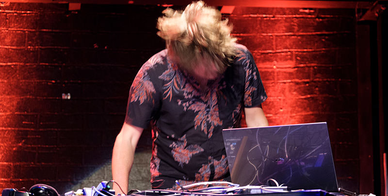 Tobi Lessnow danying while making music for beyond tellerrand