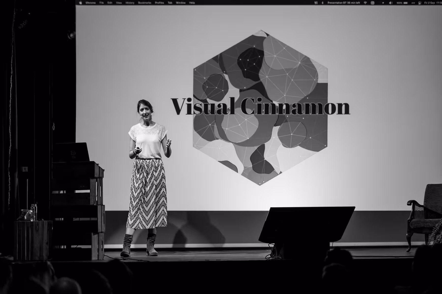 Photo of Nadieh Bremer taken at beyond tellerrand in Berlin 2022 by Florian Ziegler