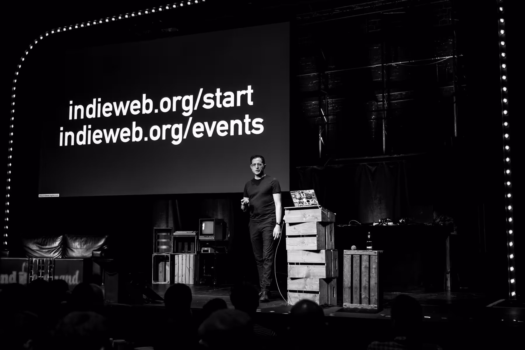 Photo of Tantek Çelik taken at beyond tellerrand in Düsseldorf 2019 by Florian Ziegler