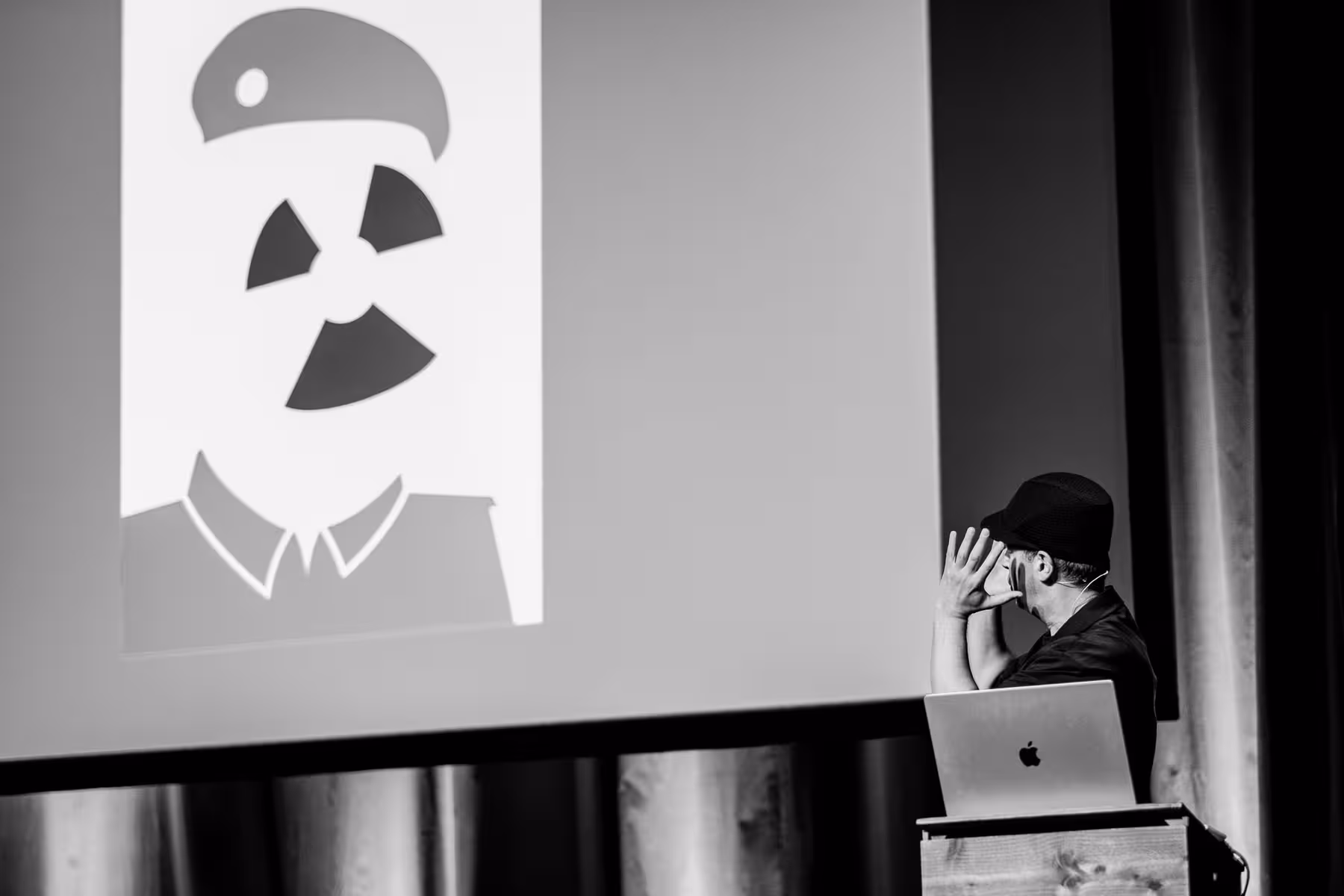 Photo of Noma Bar taken at beyond tellerrand in Düsseldorf 2022 by Florian Ziegler