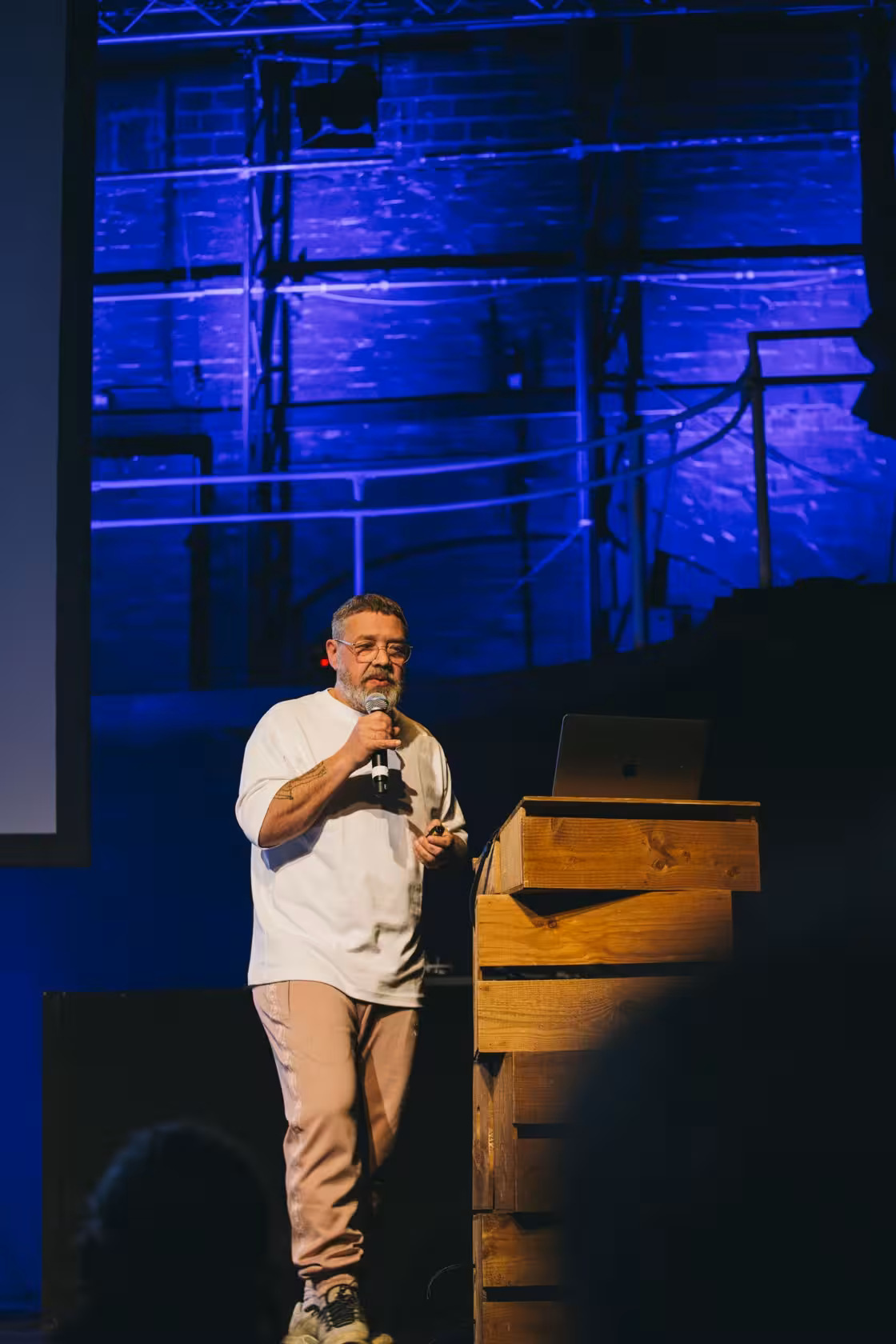Photo of Eike König taken at beyond tellerrand in Berlin 2023 by Celine Al-Mosawi