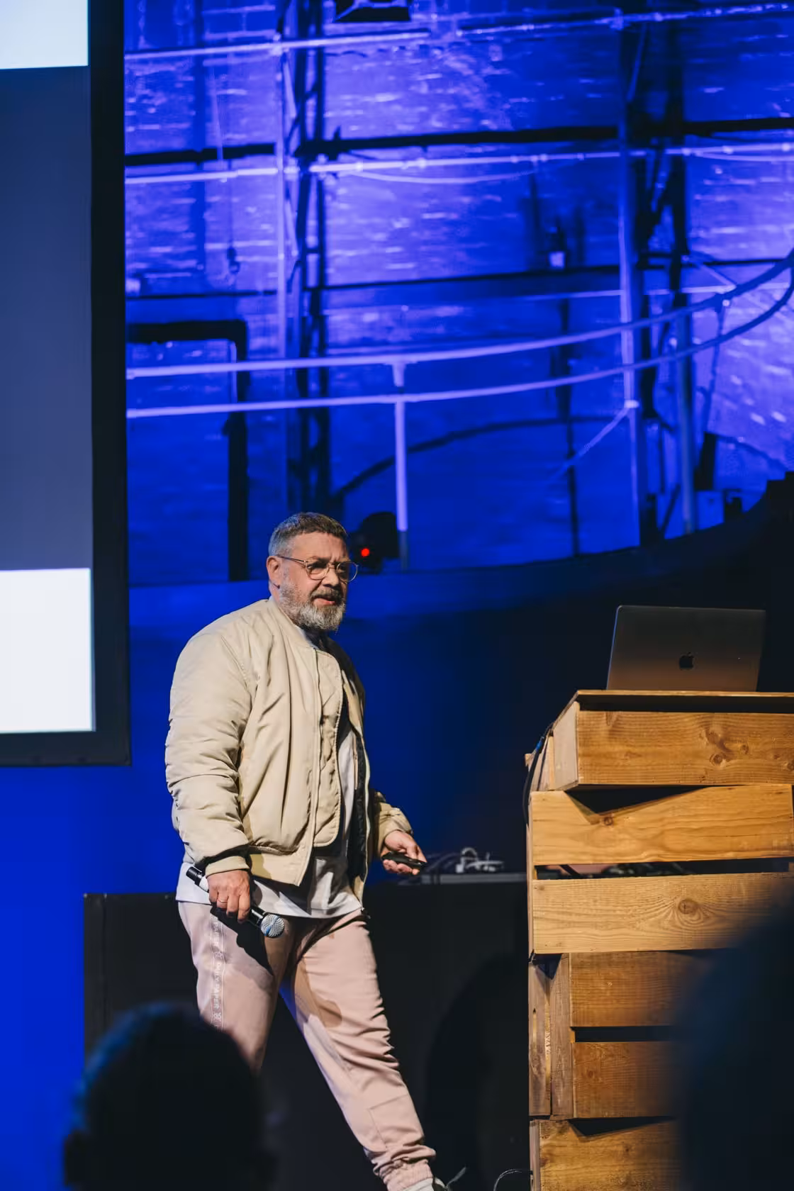 Photo of Eike König taken at beyond tellerrand in Berlin 2023 by Celine Al-Mosawi