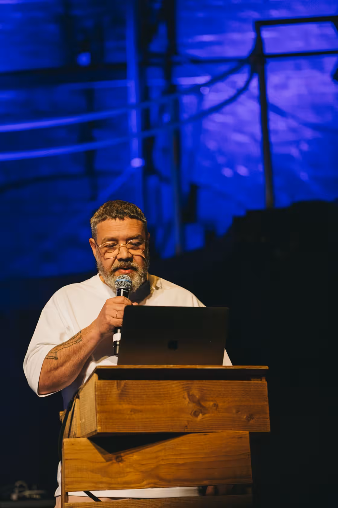 Photo of Eike König taken at beyond tellerrand in Berlin 2023 by Celine Al-Mosawi