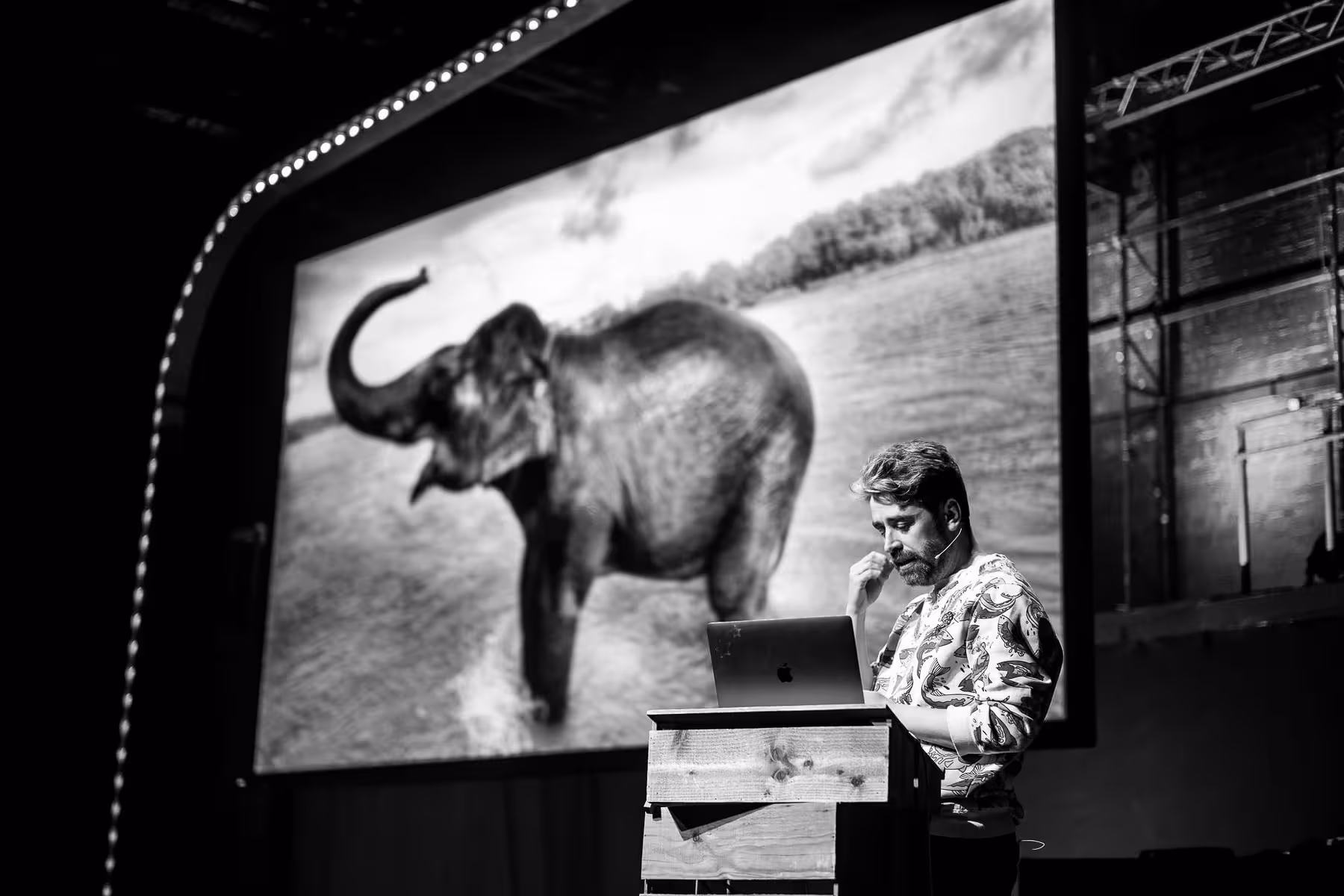 Photo of Thomas Thwaites taken at beyond tellerrand in Düsseldorf 2023 by Florian Ziegler