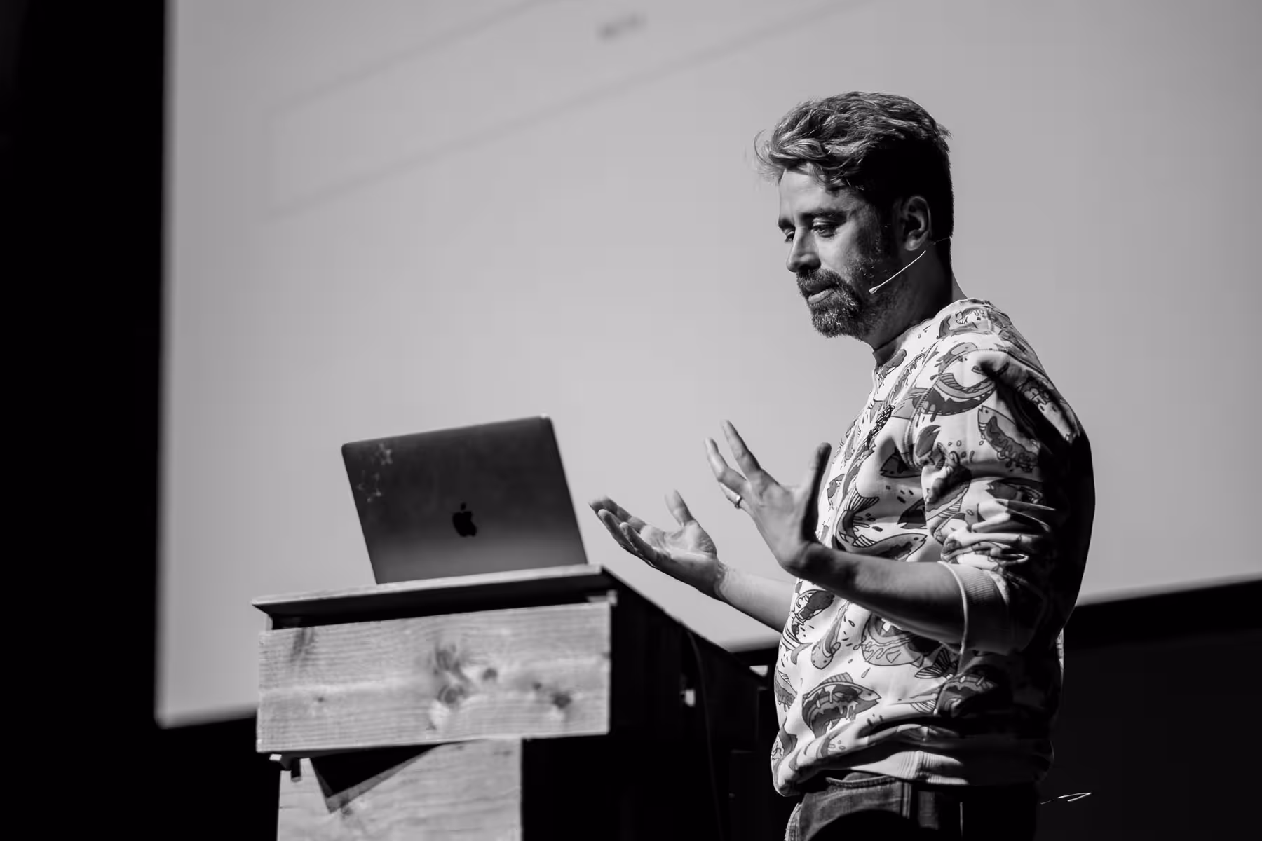 Photo of Thomas Thwaites taken at beyond tellerrand in Düsseldorf 2023 by Florian Ziegler