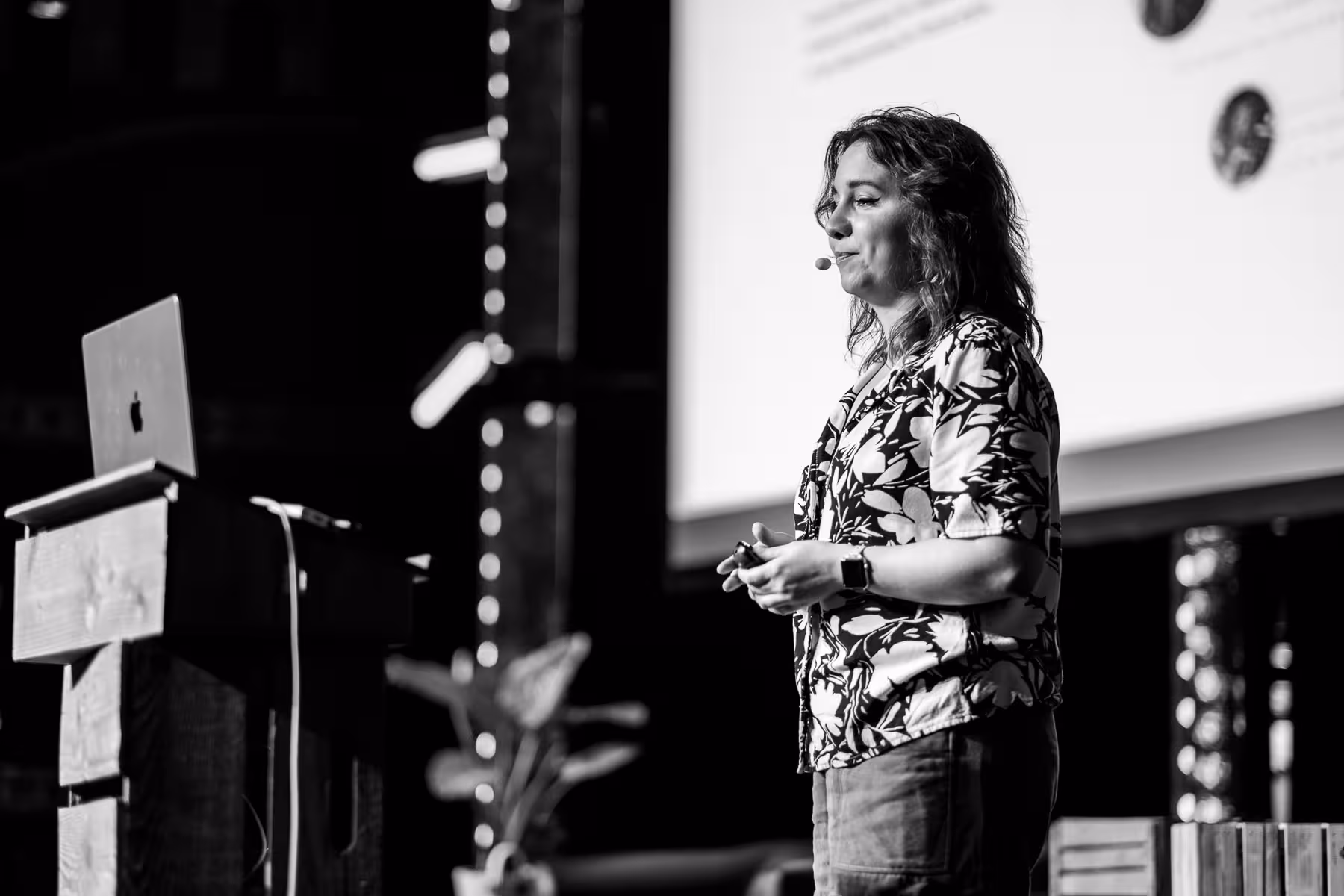 Photo of Laura Kalbag taken at beyond tellerrand in Düsseldorf 2023 by Florian Ziegler