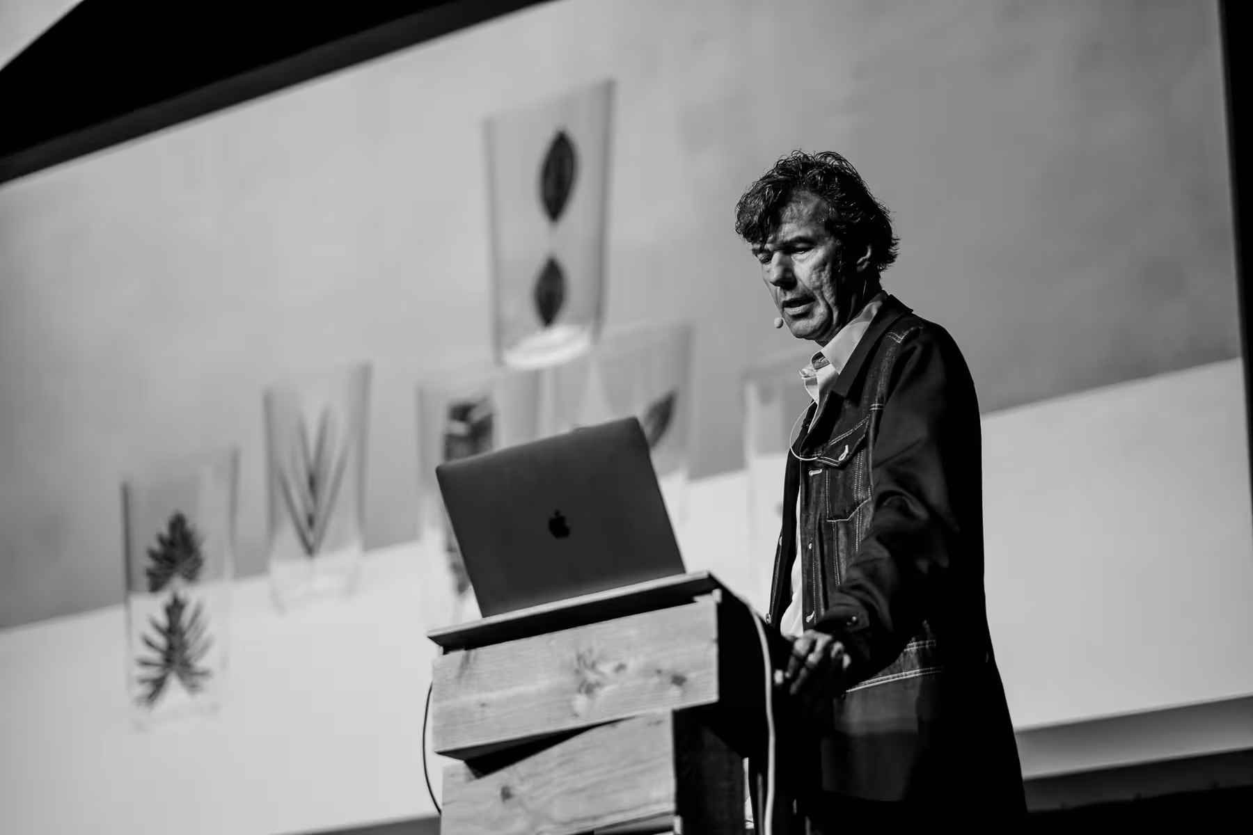 Photo of Stefan Sagmeister taken at beyond tellerrand in Düsseldorf 2023 by Florian Ziegler