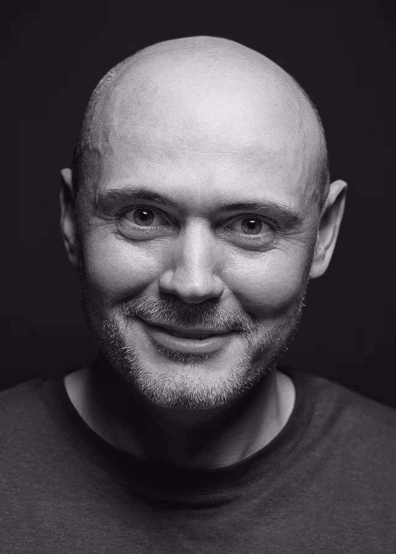 Portrait of Dominic Wilcox taken at beyond tellerrand in Berlin 2022 by Norman Posselt