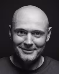 Portrait of Dominic Wilcox taken at beyond tellerrand in Berlin 2022 by Norman Posselt