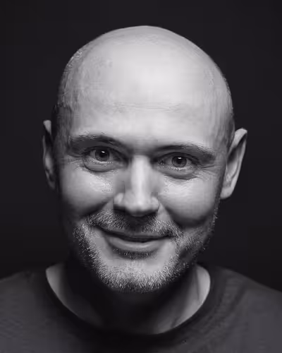 Portrait of Dominic Wilcox taken at beyond tellerrand in Berlin 2022 by Norman Posselt