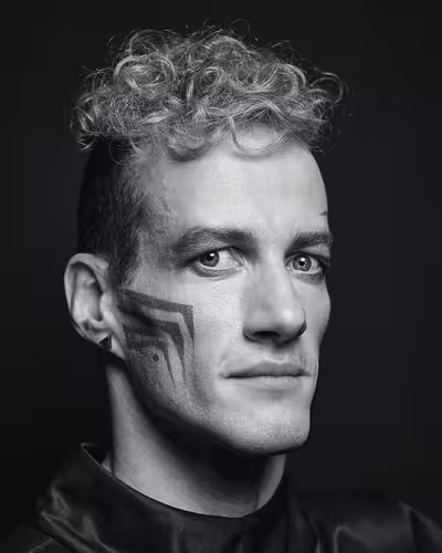 Portrait of Janis McDavid taken at beyond tellerrand in Berlin 2022 by Norman Posselt