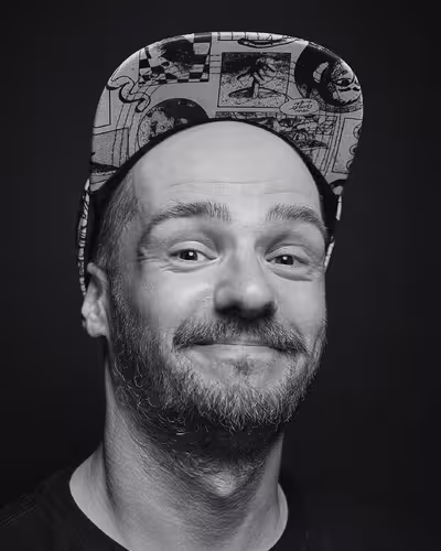 Portrait of Gavin Strange taken at beyond tellerrand in Berlin 2022 by Norman Posselt