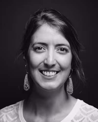 Portrait of Nadieh Bremer taken at beyond tellerrand in Berlin 2022 by Norman Posselt