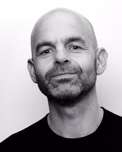 Portrait of Rob Draper taken at beyond tellerrand in Berlin 2023 by Norman Posselt