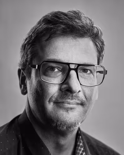 Portrait of David Delgado taken at beyond tellerrand in Düsseldorf 2019 by Norman Posselt