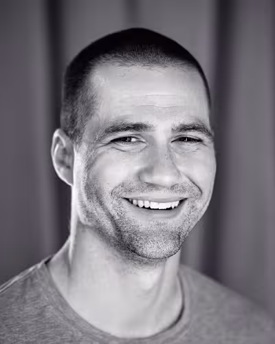 Portrait of Tim Kadlec taken at beyond tellerrand in Düsseldorf 2022 by Norman Posselt