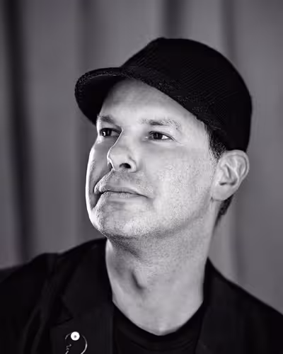 Portrait of Noma Bar taken at beyond tellerrand in Düsseldorf 2022 by Norman Posselt