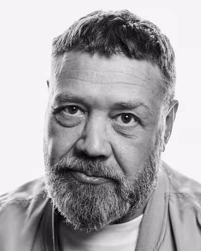 Portrait of Eike König taken at beyond tellerrand in Düsseldorf 2023 by Norman Posselt