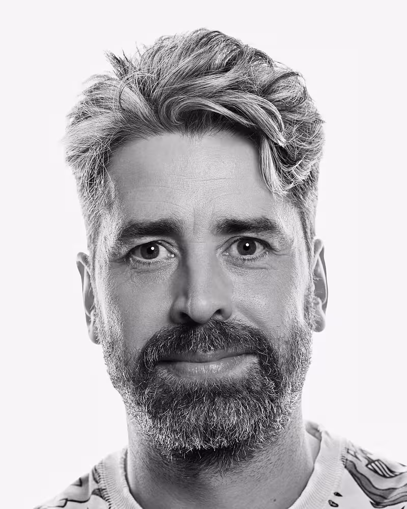 Portrait of Thomas Thwaites taken at beyond tellerrand in Düsseldorf 2023 by Norman Posselt