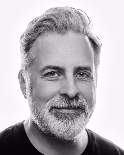 Portrait of David de Léon taken at beyond tellerrand in Düsseldorf 2024 by Norman Posselt