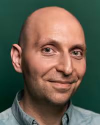 Portrait of Vitaly Friedman taken at beyond tellerrand in Düsseldorf 2025 by Norman Posselt