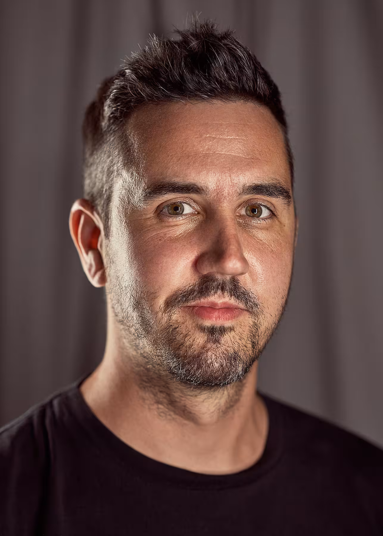 Portrait of Bastian Allgeier taken at beyond tellerrand in Hamburg 2022 by Norman Posselt