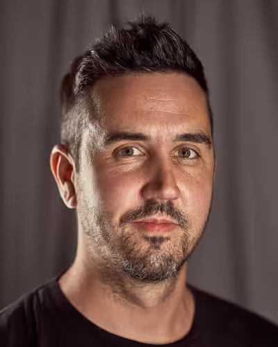 Portrait of Bastian Allgeier taken at beyond tellerrand in Hamburg 2022 by Norman Posselt