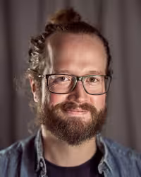 Portrait of Elliot Jay Stocks taken at beyond tellerrand in Hamburg 2022 by Norman Posselt